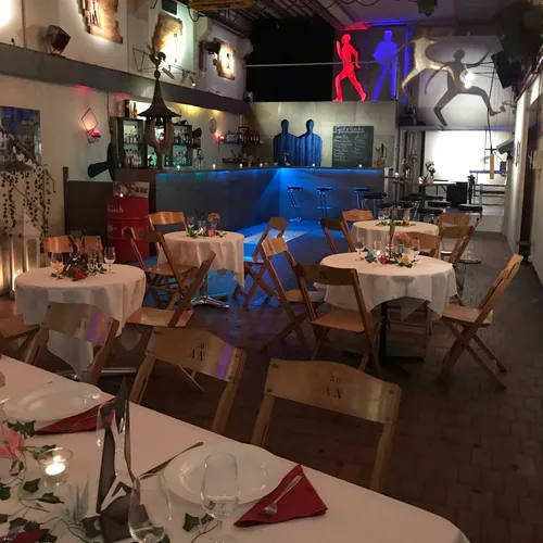 Die Nacht wird zum Tag in der Labüsch Bar Winterthur! Geniessen Sie exklusive Signature Cocktails und lassen Sie sich von Live Konzerten auf unserer Bühne begeistern. Tanzen Sie bis in die Morgenstunden und erleben Sie ein unvergessliches Nachtleben Winterthur. Oder vielleicht doch einen besonderen Sushi Abend Winterthur mit einem eingeladenen Gastkoch? Unsere Eventlocation Winterthur bietet Ihnen alles für ein aussergewöhnliches Erlebnis. Ob Sie einen wilden Abend mit Live Musik Winterthur oder ein entspanntes, kulinarisches Event suchen – bei uns sind Sie genau richtig.