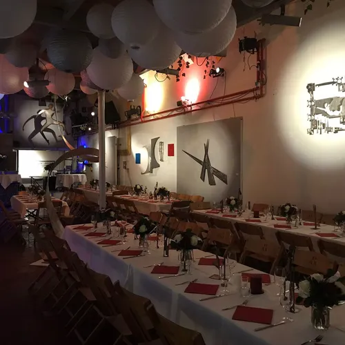 Ob Apéro nach dem Standesamt oder eine unvergessliche Trauung inmitten unserer beeindruckenden Kunstgalerie, alles ist möglich! Die Labuesch Bar Winterthur bietet eine einzigartige Eventlocation für Ihre Hochzeit Winterthur. Feiern Sie Ihren besonderen Tag in einem exklusiven Ambiente mit live Performances, Kunstwerken, Signature Cocktails und handgemachten Drinks. Wir bieten maßgeschneiderte Eventplanung Winterthur, vom Catering über Dekoration bis hin zur gesamten Hochzeitsorganisation. Lassen Sie sich von der kreativen Atmosphäre und dem industriellen Charme unserer Eventhalle verzaubern und genießen Sie einen Apéro Winterthur, der Ihre Gäste beeindrucken wird. Private Events Winterthur, Kunstgalerie Winterthur, Hochzeitslocation Winterthur, Kunst und Kultur Winterthur, exklusive Veranstaltungen Winterthur, unvergessliche Hochzeitsfeier Winterthur – alles unter einem Dach!