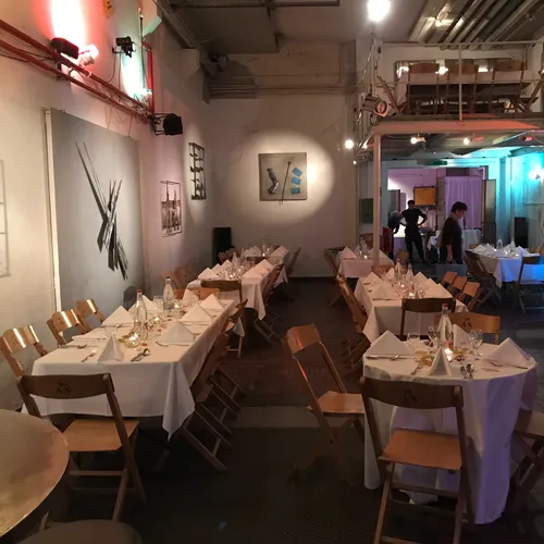 Ob Teamevents oder Präsentationen mit Beamer, in der Labüsch Bar Winterthur erleben Sie inspirierende Momente in einem einzigartigen Ambiente. Unsere Eventlocation Winterthur bietet den perfekten Raum für kreative Teammeetings, Business Events oder Präsentationen. Mit modernster Beamer-Technologie und einer industriellen Eventhalle sorgen wir dafür, dass Ihre Präsentationen Winterthur oder Teamevents Winterthur sowohl technisch als auch visuell überzeugen. Geniessen Sie dabei handgemachte Signature Cocktails, die für den perfekten Ausklang sorgen. Unser kreatives Ambiente Winterthur mit Kunstwerken und live Performances bietet die ideale Atmosphäre, um Ihre Ideen und Visionen zu präsentieren.