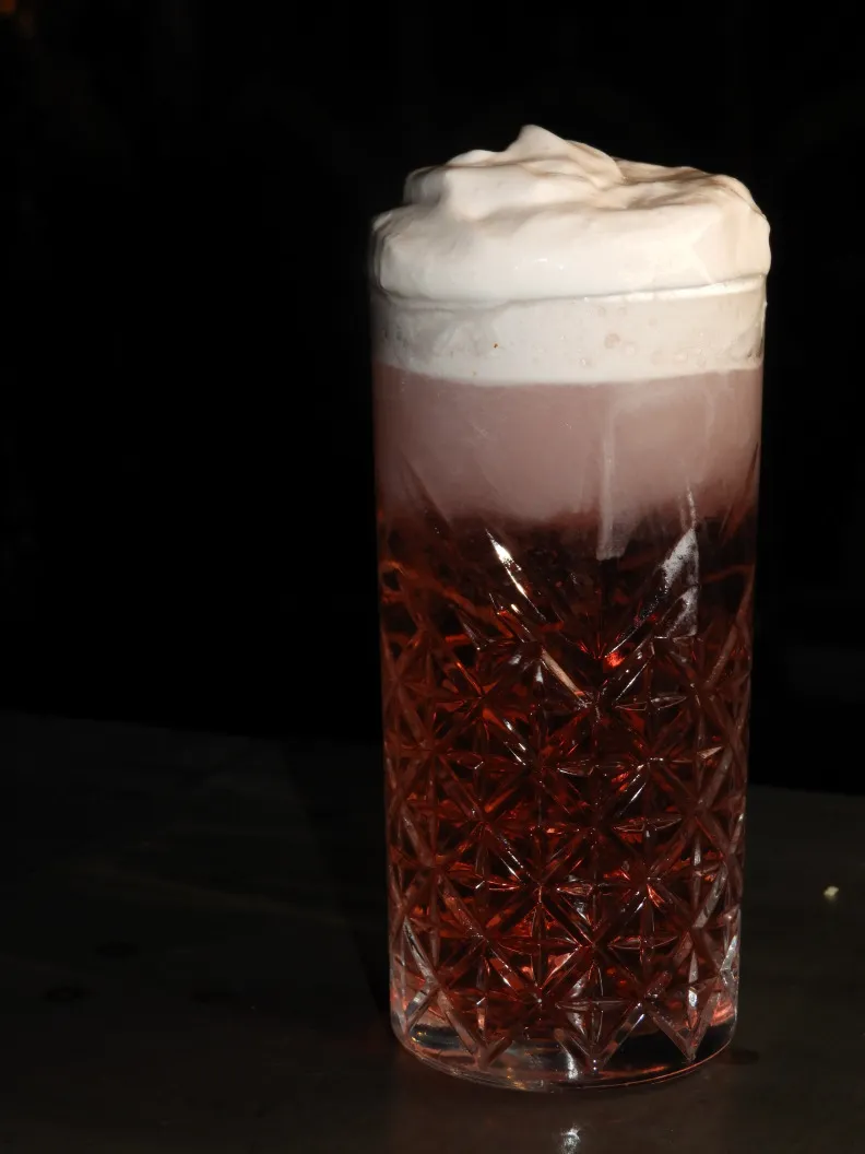 Der Rost and Rose Mocktail vereint die blumigen Aromen von Hibiskus-Lavendelsirup, den frischen Geschmack von Zitronensaft und die spritzige Erfrischung von Ginger Ale zu einem einzigartigen, alkoholfreien Erlebnis. Dieser Mocktail ist eine perfekte Wahl für alle, die eine florale und erfrischende Kombination suchen. Der Rost and Rose Mocktail bietet eine angenehme Balance aus süssen und spritzigen Noten, die durch den Ginger Ale und die blumigen Sirupnoten noch verstärkt werden. In der Labuesch Bar Winterthur geniessen Sie diesen köstlichen Mocktail in einer kreativen Atmosphäre.