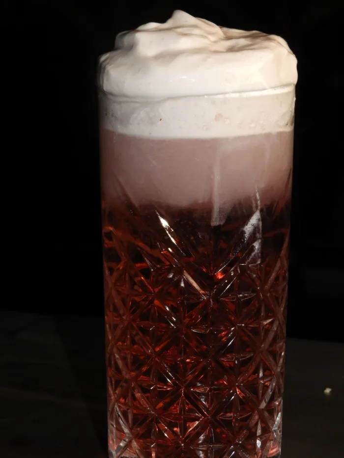 Der Spicy Devil Cocktail ist ein feuriger Signature Cocktail, der die perfekte Kombination aus Tequila, hausgemachtem Chili-Hibiskus-Sirup und frischer Limette bietet. Dieser einzigartige Cocktail sorgt für ein intensives Geschmackserlebnis, das sich durch seine Schärfe und Exotik auszeichnet. Exclusiv in der Labuesch Bar Winterthur serviert, ist der Spicy Devil perfekt für alle, die scharfe Cocktails mit einem besonderen Twist lieben. Mit seinem würzigen, kreativen und unvergesslichen Charakter wird er schnell zu einem Favoriten für alle Cocktail-Liebhaber. Ob als Tequila Cocktail oder Chili Tequila Drink – dieser Cocktail vereint die Schärfe von Chili und die floralen Noten des Hibiskus zu einem einzigartigen Erlebnis. Lassen Sie sich von unserem Signature Cocktail Spicy Devil verführen und geniessen Sie die feurige Mischung aus Tequila, Chili Hibiskus und Limette in der Labuesch Bar Winterthur.