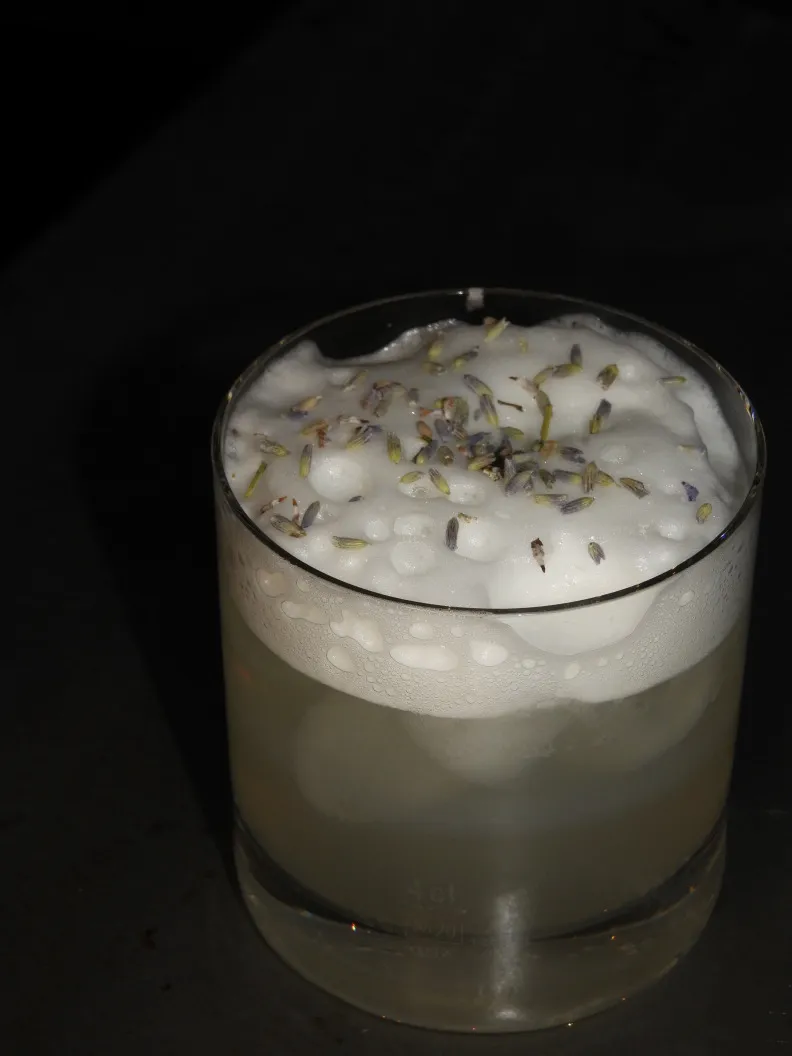 Der Rost and Rose Mocktail vereint die blumigen Aromen von Hibiskus-Lavendelsirup, den frischen Geschmack von Zitronensaft und die spritzige Erfrischung von Ginger Ale zu einem einzigartigen, alkoholfreien Erlebnis. Dieser Mocktail ist eine perfekte Wahl für alle, die eine florale und erfrischende Kombination suchen. Der Rost and Rose Mocktail bietet eine angenehme Balance aus süssen und spritzigen Noten, die durch den Ginger Ale und die blumigen Sirupnoten noch verstärkt werden. In der Labuesch Bar Winterthur geniessen Sie diesen köstlichen Mocktail in einer kreativen Atmosphäre.