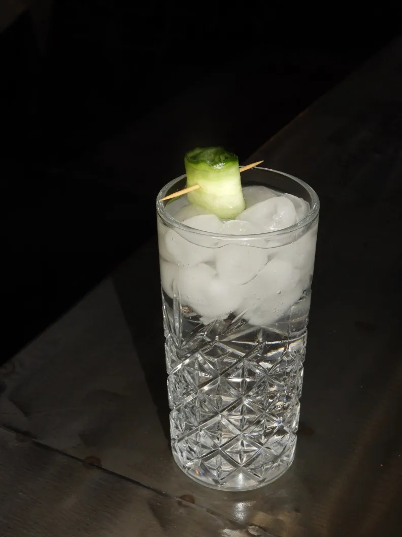 Der Hendricks Gin Cocktail trifft auf einen selbstgemachten Gurken-Eukalyptussirup und wird mit frischem Zitronensaft und spritzigem Soda zu einem erfrischenden und einzigartigen Industrial Pearl Drink. Diese innovative Mischung aus frischen und aromatischen Zutaten bietet ein unverwechselbares Geschmackserlebnis, das vor allem Liebhaber von handgefertigten Zutaten und aussergewöhnlichen Cocktails begeistern wird. Der Industrial Pearl Cocktail ist der ideale Drink für alle, die innovative Cocktails in Winterthur suchen, und eine neue Dimension der Aromen erleben möchten.