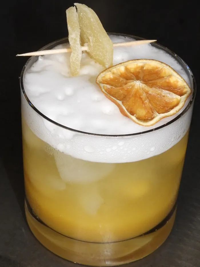 Der Steel & Spice Mocktail ist ein erfrischender alkoholfreier Signature-Drink der Labüsch Bar Winterthur. Mit seinem einzigartigen Geschmack wird er durch selbstgemachten Kurkuma-Ingwer-Sirup und kandiertem Ingwer verfeinert. Dieser Mocktail bietet eine perfekte Balance aus frischen, würzigen und exotischen Aromen – ideal für einen bewussten Genuss, der dennoch nicht auf Charakter verzichtet. Steel & Spice ist der perfekte Drink für alle, die auf der Suche nach einem gesunden Cocktail Winterthur sind, der mit Kurkuma und Ingwer eine ganz besondere Note erhält. Lassen Sie sich von diesem wüzigem Mocktail verzaubern und erleben Sie die innovative Mischung aus handgemachten Zutaten in einer einzigartigen Atmosphäre.