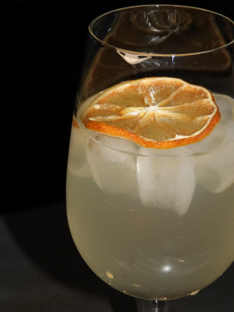 Der Fresh and Fruity Mocktail ist ein erfrischendes Geschmackserlebnis, das die perfekte Balance aus Grenadine Sirup, Orangensaft, Ananassaft und spritzigem Soda bietet. Diese fruchtige Kombination sorgt für ein angenehm süsses und erfrischendes Getränk, das sich ideal als Mocktail für heisse Tage oder besondere Anlässe eignet. Ganz ohne Alkohol, aber voller Geschmack – der Fresh and Fruity Mocktail ist der perfekte Drink für alle, die frische und fruchtige Getränke lieben. In der Labüsch Bar Winterthur geniessen Sie diesen köstlichen Mocktail, der garantiert für gute Laune sorgt. Suchbegriffe: Fresh and Fruity Mocktail, Mocktail Winterthur, fruchtige Mocktails, Grenadine Sirup, Orangensaft Mocktail, Ananassaft Mocktail, alkoholfreie Cocktails Winterthur, erfrischende Mocktails, soda Cocktails Winterthur.