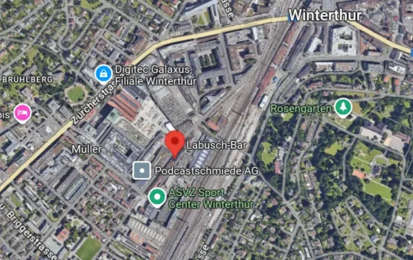 Weg zur Labuesch Bar – deiner Eventlocation im Industrie-Style in Winterthur. Versteckt im Herzen des Lagerplatz-Areals bietet die Labüsch Bar ein einzigartiges Ambiente in einer alten Industriehalle mit Eisenkunst-Galerie, aussergewöhnlichen Kunstwerken, Live Performances und Signature Cocktails mit selbstgemachten Sirups. Ob Geburtstagsfeier, Hochzeit, Firmenevent oder ein kreativer Kulturabend – hier entsteht Magie.  Adresse: Zur Kesselschmiede 27, 8400 Winterthur. Klicke auf die Karte unten, um deine Route zu uns zu planen!