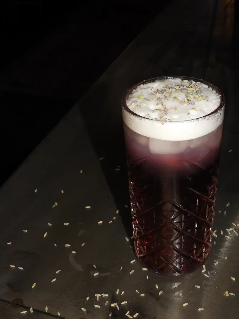 Der Iron Flower Cocktail kombiniert den hochwertigen Absolut Vodka mit einem selbstgemachten schwarzen Johannisbeer- und Lavendelsirup, der dem Drink eine florale Note verleiht. Abgerundet wird der Cocktail mit frischem Cranberrysaft und Zitronensaft, was ihm eine fruchtige Frische verleiht. Dieser kreative Cocktail überzeugt durch seine einzigartigen Aromen und handgefertigten Zutaten und ist perfekt für alle, die aussergewöhnliche Cocktails in Winterthur geniessen möchten. Der Iron Flower Cocktail ist ein Muss für Liebhaber von innovativen Cocktails und handgemachten Cocktails.