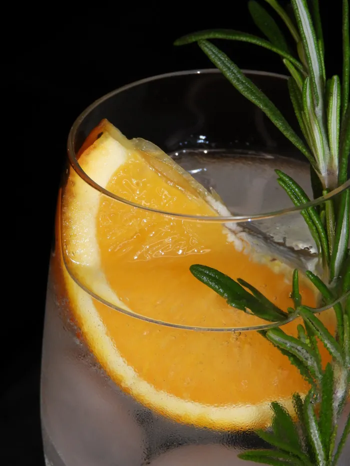 Der Swiss Alps Cocktail ist ein erfrischender Signature Drink, der mit hausgemachtem Rigi-Likör, frischem Rosmarin und Zitrone perfekt kombiniert wird. Inspiriert von den majestätischen Schweizer Alpen, bringt dieser Cocktail das natürliche Flair der Schweiz direkt in die Glas. Serviert in der Labüsch Bar Winterthur, ist dieser Drink ideal für Liebhaber von exotischen Cocktails mit Schweizer Zutaten und einem einzigartigen, aromatischen Geschmack. Der Swiss Alps Drink besticht nicht nur durch seinen frischen Rosmarin und die spritzige Zitrone, sondern auch durch die authentische, handgemachte Zubereitung, die ihn zu einem unvergesslichen Erlebnis macht. Geniessen Sie diesen Alpen Cocktail und entdecken Sie die Vielfalt der traditionellen Schweizer Cocktails in der Labüsch Bar Winterthur. Der perfekte Mix aus Swiss Cocktails, frischen Zutaten und lokalem Flair.
