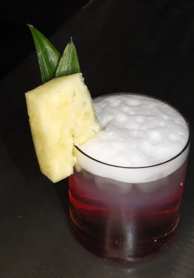 Der Fresh and Fruity Mocktail ist ein erfrischendes Geschmackserlebnis, das die perfekte Balance aus Grenadine Sirup, Orangensaft, Ananassaft und spritzigem Soda bietet. Diese fruchtige Kombination sorgt für ein angenehm süsses und erfrischendes Getränk, das sich ideal als Mocktail für heisse Tage oder besondere Anlässe eignet. Ganz ohne Alkohol, aber voller Geschmack – der Fresh and Fruity Mocktail ist der perfekte Drink für alle, die frische und fruchtige Getränke lieben. In der Labüsch Bar Winterthur geniessen Sie diesen köstlichen Mocktail, der garantiert für gute Laune sorgt. Suchbegriffe: Fresh and Fruity Mocktail, Mocktail Winterthur, fruchtige Mocktails, Grenadine Sirup, Orangensaft Mocktail, Ananassaft Mocktail, alkoholfreie Cocktails Winterthur, erfrischende Mocktails, soda Cocktails Winterthur.